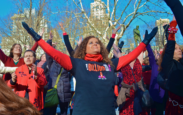 Frauen tanzen am Aktionstag One Billion Rising